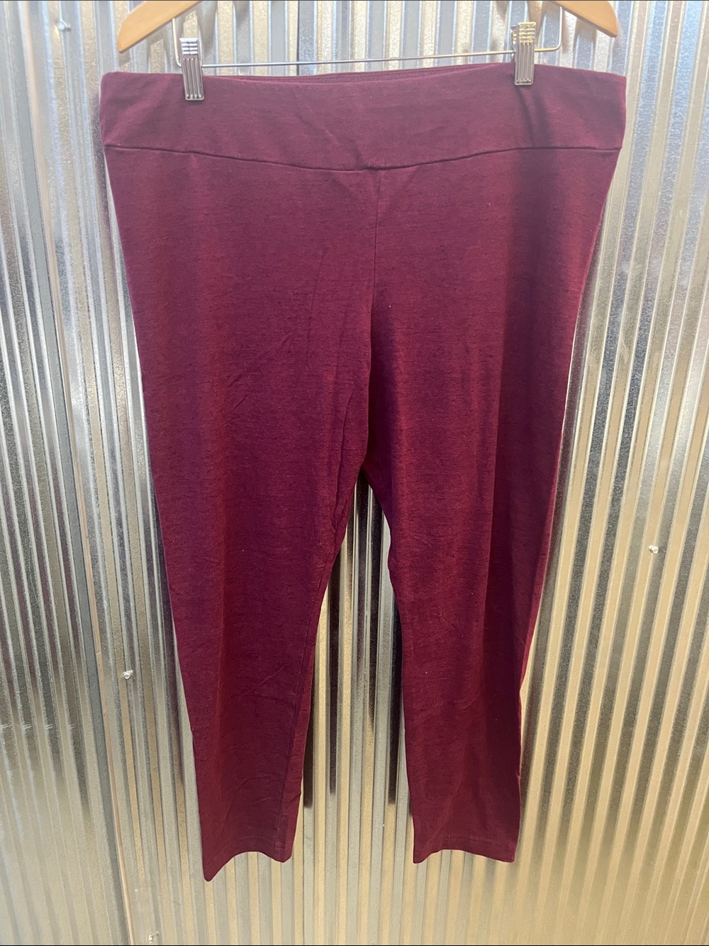 Time and Tru Deep Burgundy Ponte Capri Pants